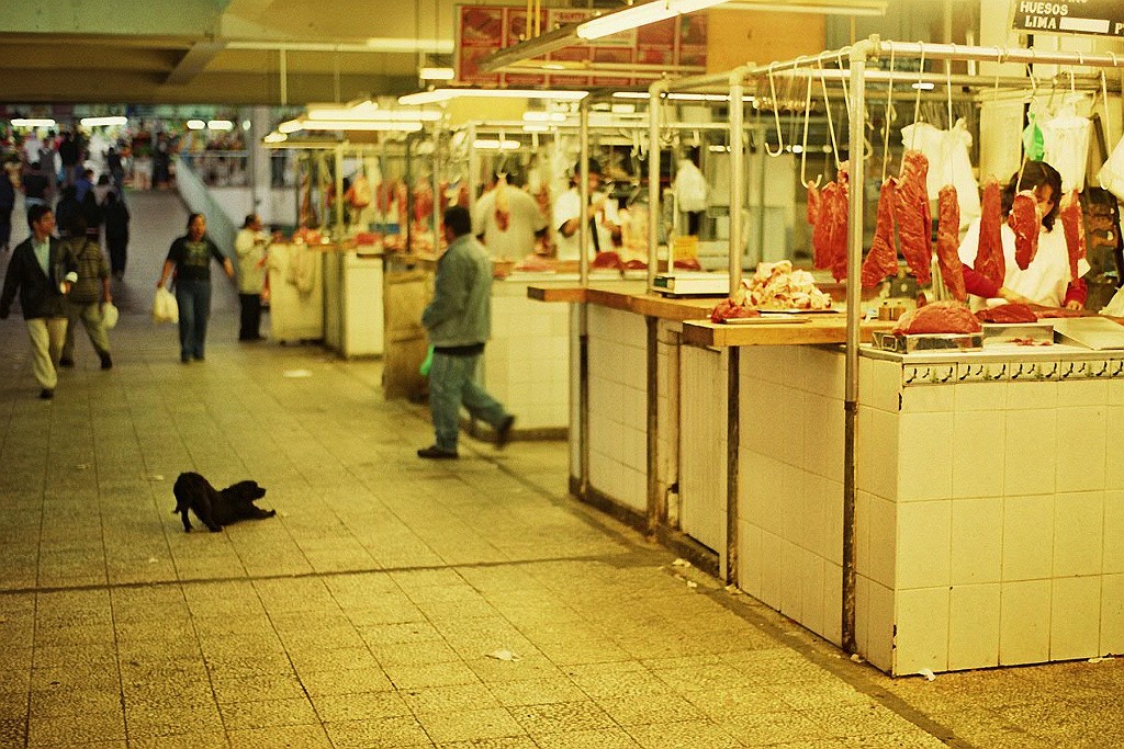 Fleisch-Abteilung im Markt Polvos Azules in Lima Peru.JPG